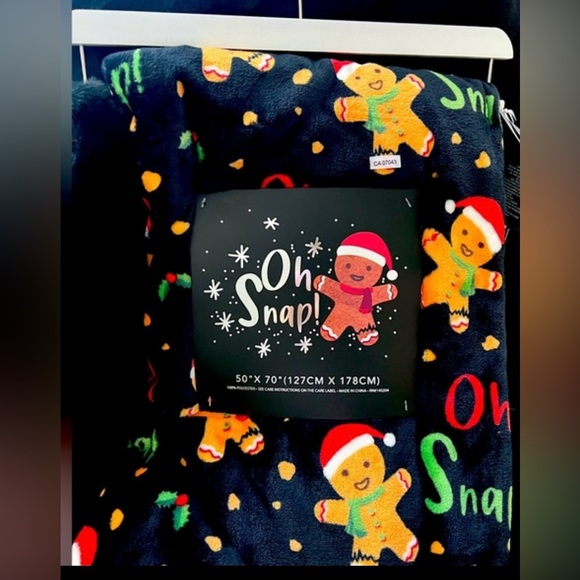 OH SNAP Christmas Gingerbread Plush Throw - Picture 1 of 4